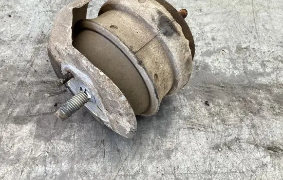 Cadillac CTS Engine mount bracket