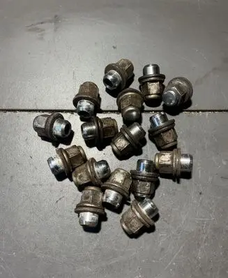 Toyota Avensis T270 Nuts/bolts 