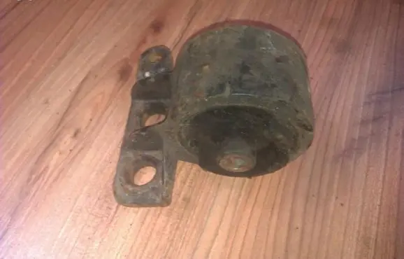 Engine mount bracket