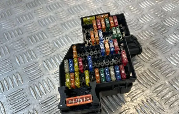 Porsche Cayenne (9PA) Fuse module 7L0941828