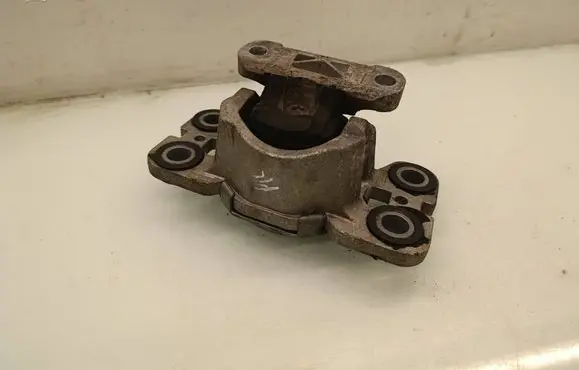 Volvo XC60 Engine mount bracket 