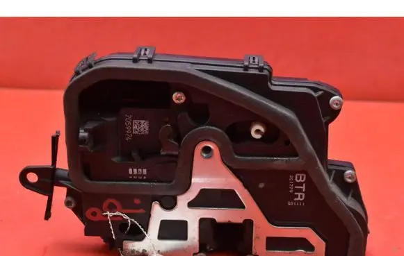 BMW X3 E83 Front door lock 7059974