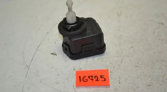 Volkswagen PASSAT B5 Headlight level adjustment motor 1J0941295C
