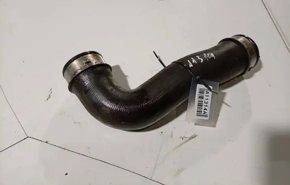 Volkswagen PASSAT B6 Intercooler hose/pipe 