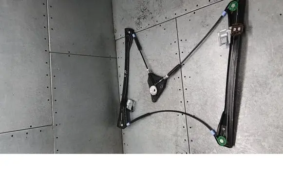 Volkswagen Polo Front door window regulator with motor 