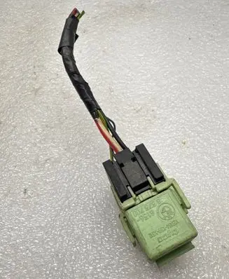 BMW 5 E39 Fuel pump relay 8373700 23135531