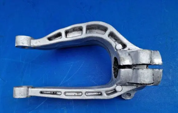 Alfa Romeo 159 Lower shock absorber bracket 50704965
