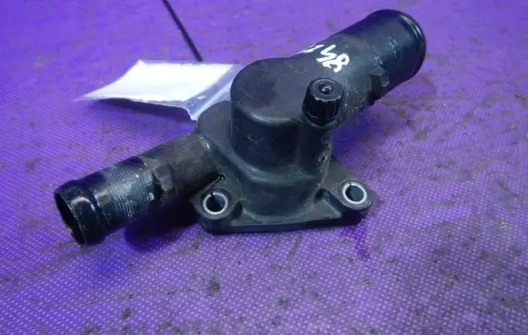 Dacia Sandero Thermostat housing 8200660882A