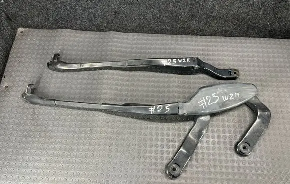 Mercedes-Benz E W211 Front wiper blade arm A2118201244