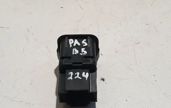 Volkswagen PASSAT B5 Fuel tank opening switch 3B0959833A