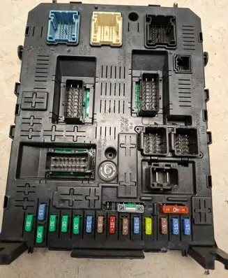 Peugeot 308 Fuse module 966405878002 281201906C 281208364
