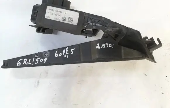 Accelerator throttle pedal