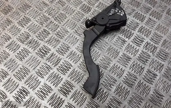 Accelerator throttle pedal