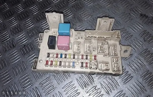 Toyota Avensis T250 Fuse module 8264105020