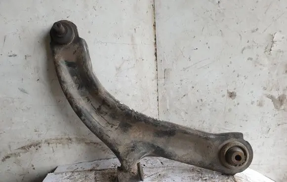 Nissan Note (E11) Front lower control arm/wishbone