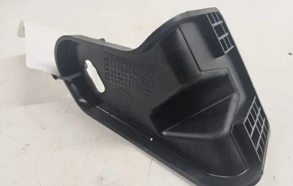 Land Rover Freelander Fender mounting bracket ASU490080