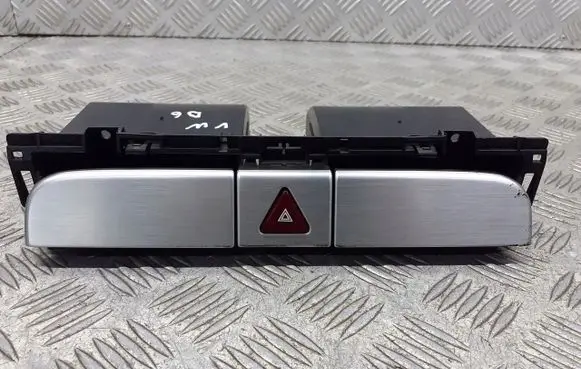 Volkswagen PASSAT B6 Central console control unit 3C0858407