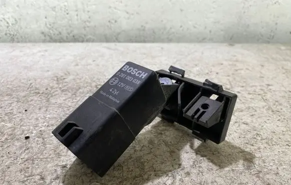 Volkswagen Golf V Glow plug pre-heat relay 0281003038
