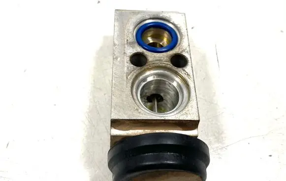 KIA Sorento Air conditioning (A/C) expansion valve T416230571