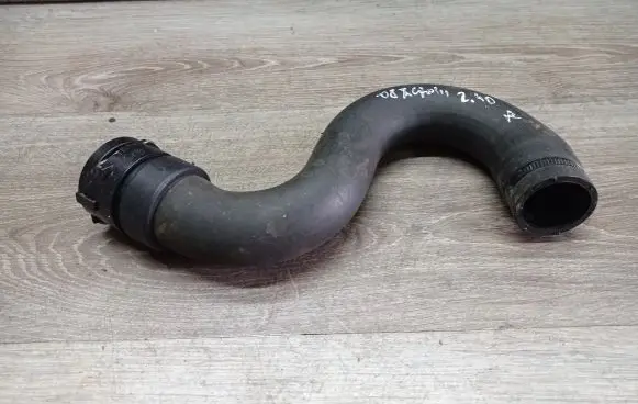 Volvo XC70 Engine coolant pipe/hose S4000250