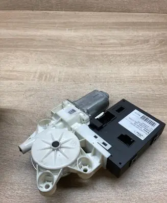 Ford Focus C-MAX Front door window regulator motor 981406100 5WK11572E