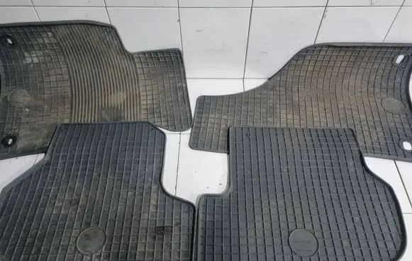 Volkswagen Jetta V Car floor mat set 