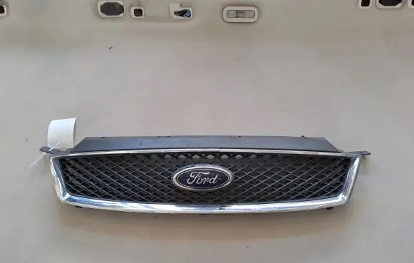 Ford Focus C-MAX Front bumper upper radiator grill 3M51R8B271AD 3M51R8138