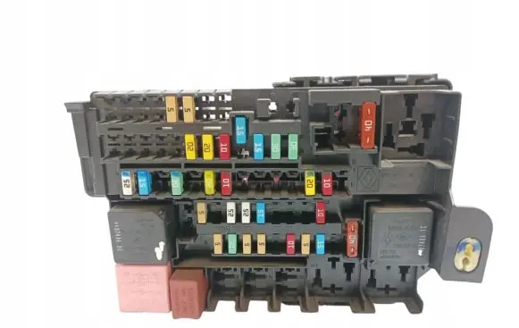 Renault Laguna III Fuse box set 8200758803