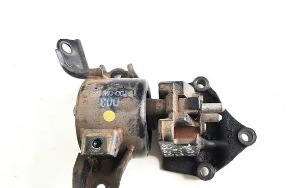 Engine mount vacuum valve