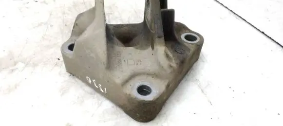 Engine mounting bracket