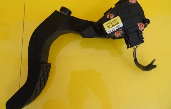 Accelerator throttle pedal