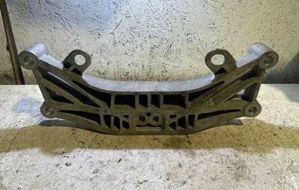 Gearbox mounting bracket