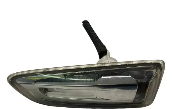Front fender indicator light