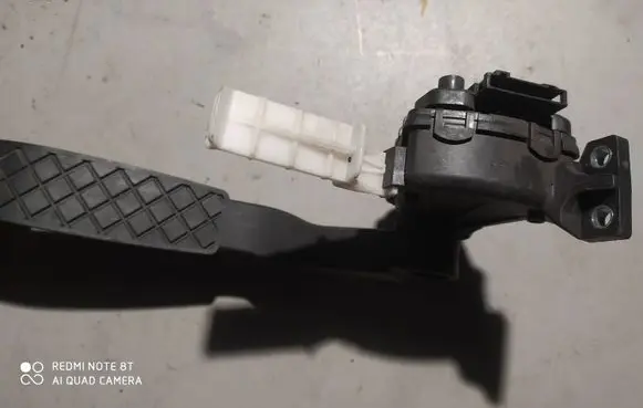 Volkswagen Touareg II Accelerator throttle pedal 7L0723507D
