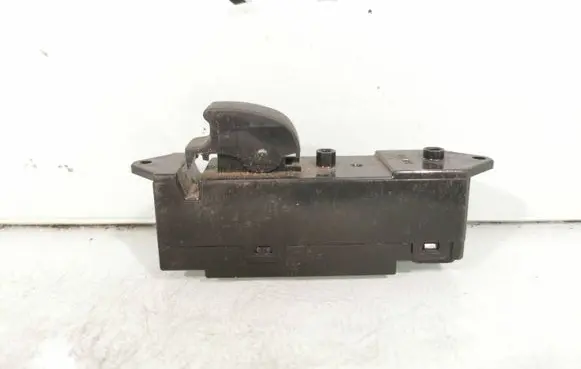 Mitsubishi Outlander Electric window control switch C8DD321M MR502238