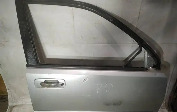 Nissan X-Trail T30 Front door pilkos