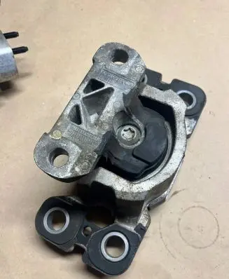 Volvo XC60 Engine mount bracket 31316875