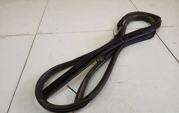 Toyota Corolla Verso AR10 Rubber seal front coupe door 
