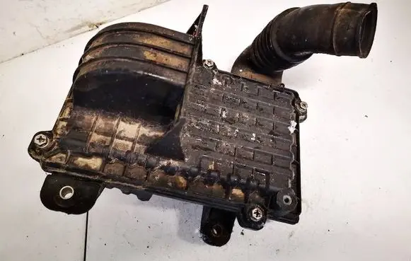 Mazda 323 Air filter box b6s7