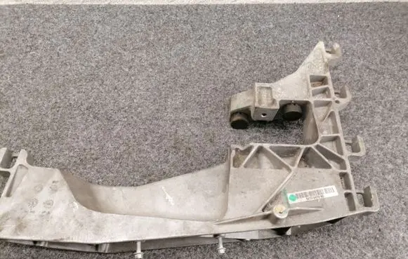 Gearbox mounting bracket