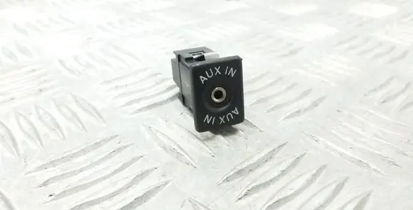 Volkswagen Tiguan AUX in-socket connector 5M0035724