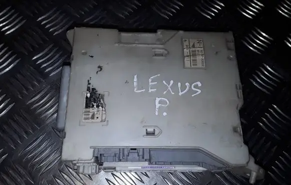 Lexus IS 220D-250-350 Fuse module 8273053022