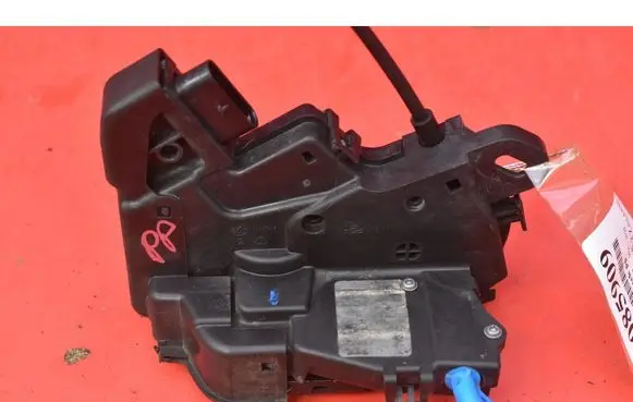 Jaguar XJ X308 Front door lock 9835556980