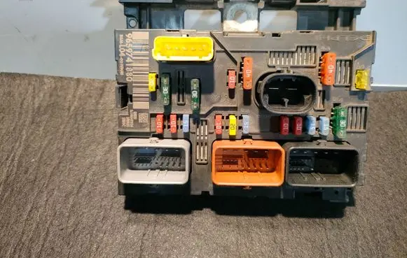 Peugeot 307 CC Fuse module 9659741880 S10045924 E00190405