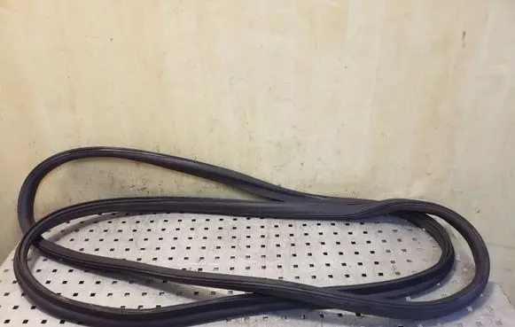 Trunk rubber seal (body)