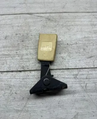Volkswagen Touareg I Middle seatbelt buckle (rear) 7L0857821B