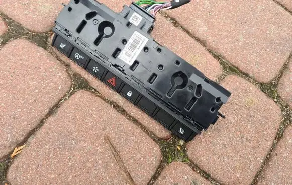 Renault Captur II Hazard light switch 283E87947R