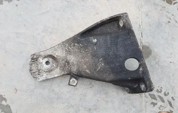 BMW 5 E60 E61 Engine mount bracket 6766700