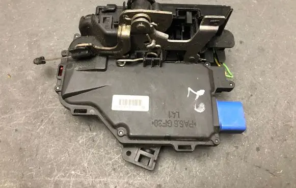 Volkswagen Golf V Rear door lock 7L0839015