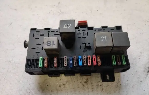 Volkswagen PASSAT B3 Fuse module 171941813D 171941821D 896177